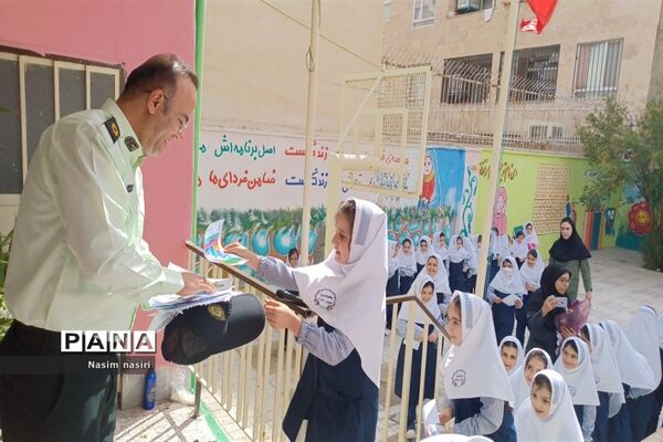 تجلیل از زحمات کارکنان نیروی انتظامی ملارد در دبستان سارا
