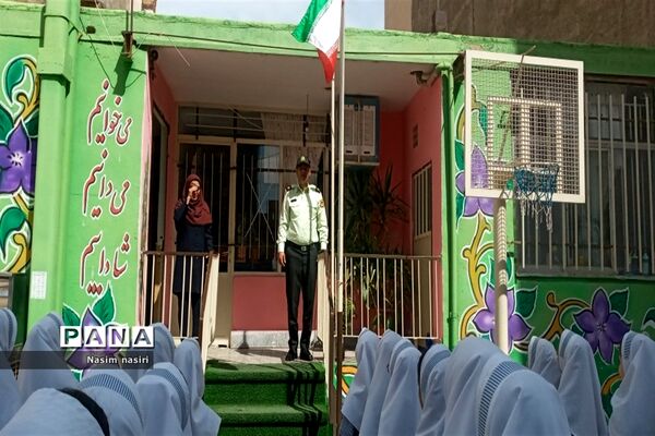 تجلیل از زحمات کارکنان نیروی انتظامی ملارد در دبستان سارا