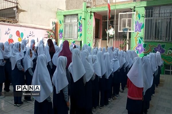 تجلیل از زحمات کارکنان نیروی انتظامی ملارد در دبستان سارا