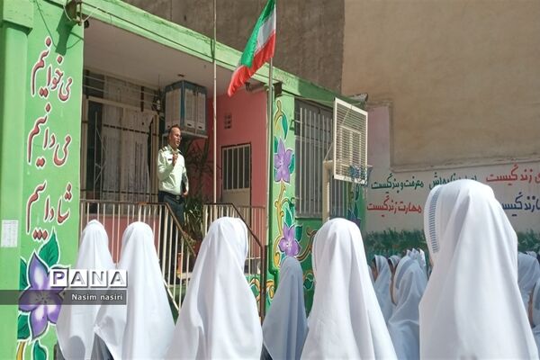 تجلیل از زحمات کارکنان نیروی انتظامی ملارد در دبستان سارا