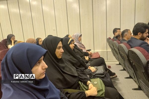 مراسم تقدیر از دانش‌آموزان برتر کشوری در رودهن