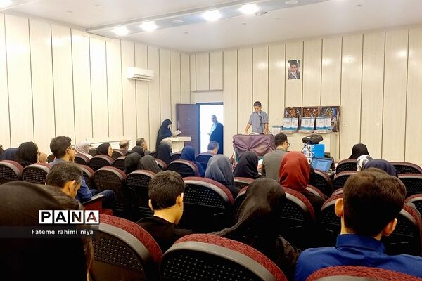 مراسم تقدیر از دانش‌آموزان برتر کشوری در رودهن