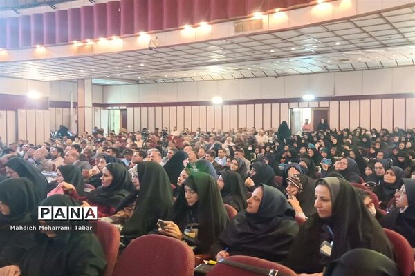 نشست صمیمانه استاندار فارس با مدیران مدارس استان
