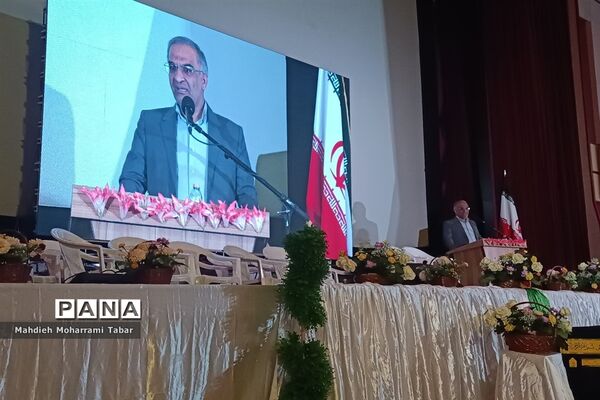 نشست صمیمانه استاندار فارس با مدیران مدارس استان