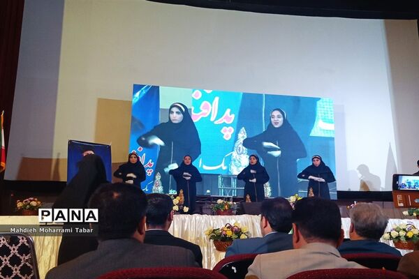 نشست صمیمانه استاندار فارس با مدیران مدارس استان