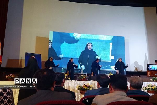 نشست صمیمانه استاندار فارس با مدیران مدارس استان