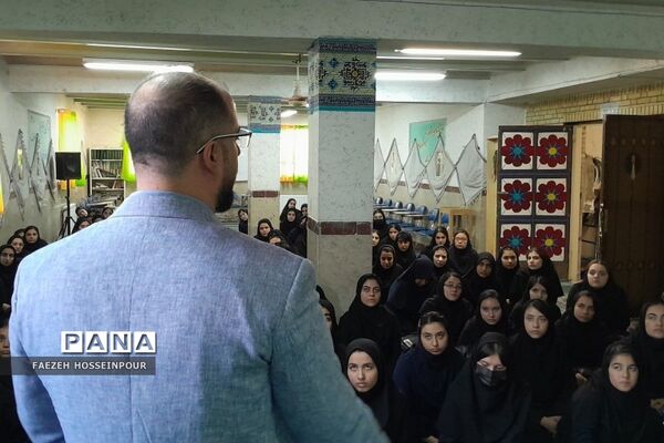 برگزاری همایش انگیزشی «بهترین خودت باش» ویژه دانش‌آموزان کنکوری در دبیرستان حکمت