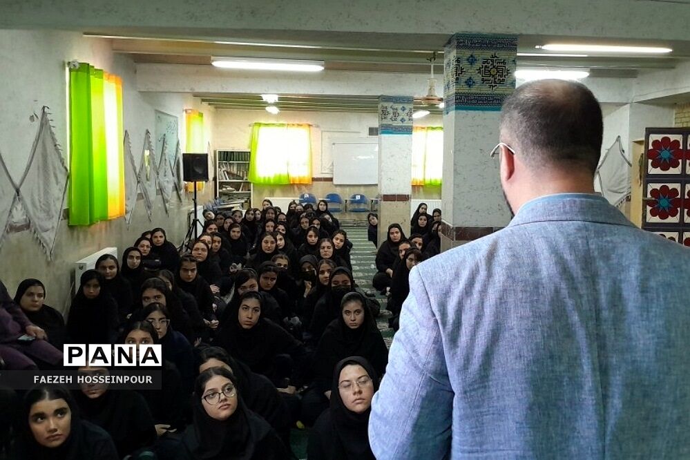 برگزاری همایش انگیزشی «بهترین خودت باش» ویژه دانش‌آموزان کنکوری در دبیرستان حکمت