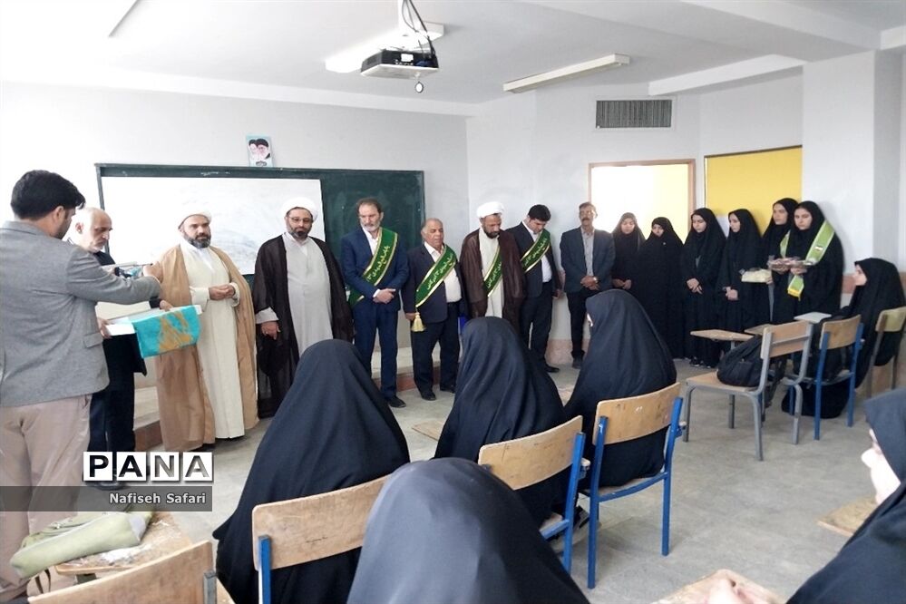حضور پرچم متبرک مسجد مقدس جمکران در دبیرستان حضرت مریم