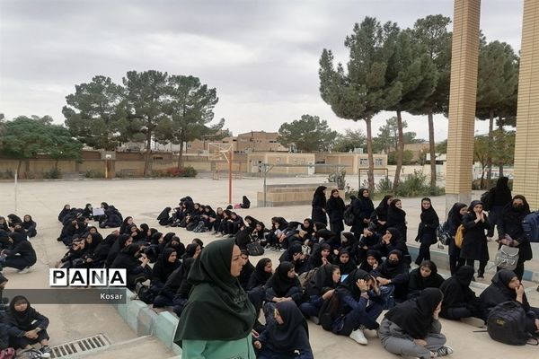 توزیع کتاب درسی در دبیرستان حضرت زینب (س)