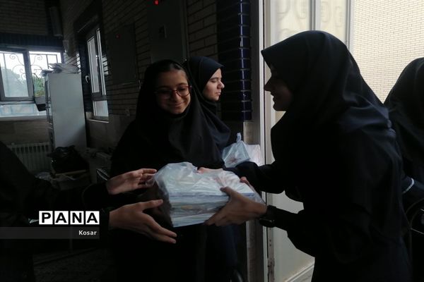 توزیع کتاب درسی در دبیرستان حضرت زینب (س)