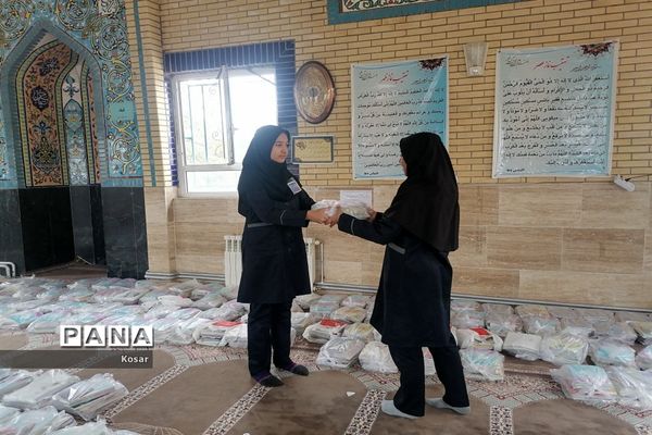 توزیع کتاب درسی در دبیرستان حضرت زینب (س)