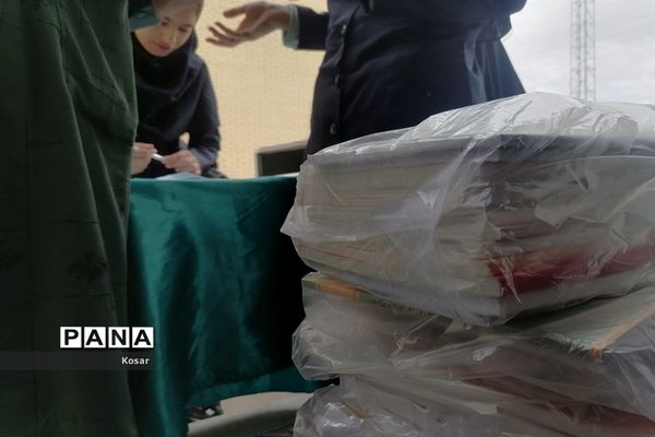 توزیع کتاب درسی در دبیرستان حضرت زینب (س)