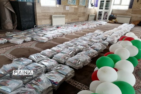 توزیع کتاب درسی در دبیرستان حضرت زینب (س)