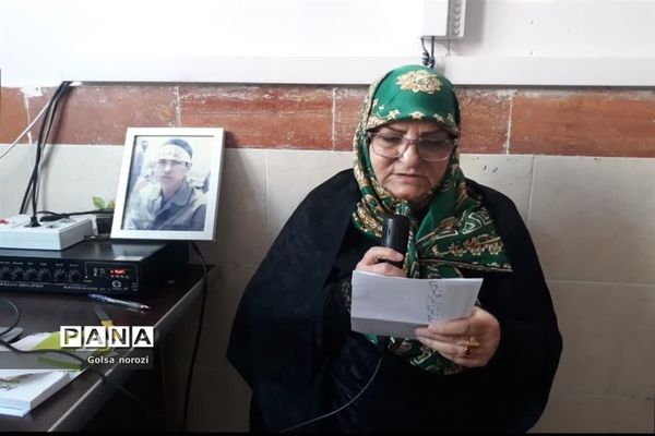 حضور خانواده‌‌ شهید نادر فهندژ سعدی در مدرسه شهدای مدافعان سلام پرند