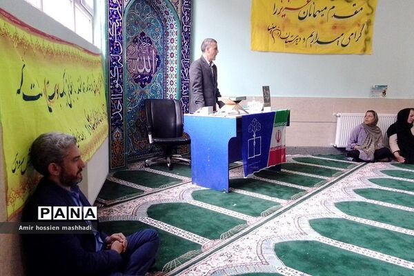 برگزاری جلسه انجمن اولیا و مربیان در دبیرستان ابن‌سینا رودهن