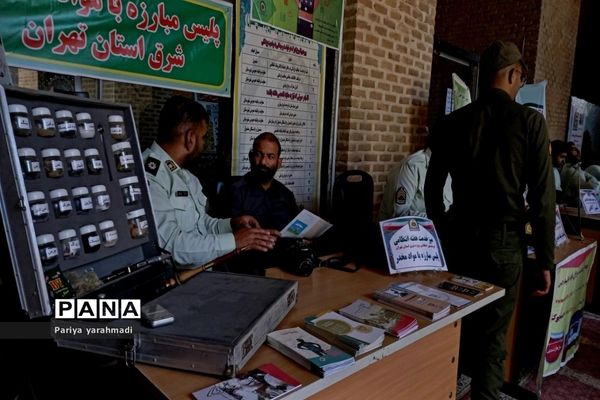 میز خدمت نیروی انتظامی در مسجد جامع ورامین به مناسبت هفته نیروی انتظامی