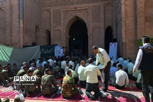 میز خدمت نیروی انتظامی در مسجد جامع ورامین به مناسبت هفته نیروی انتظامی