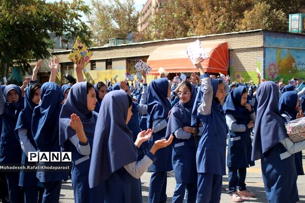 برگزاری جشن عاطفه‌ها در دبستان دوره دوم ۲۲ بهمن