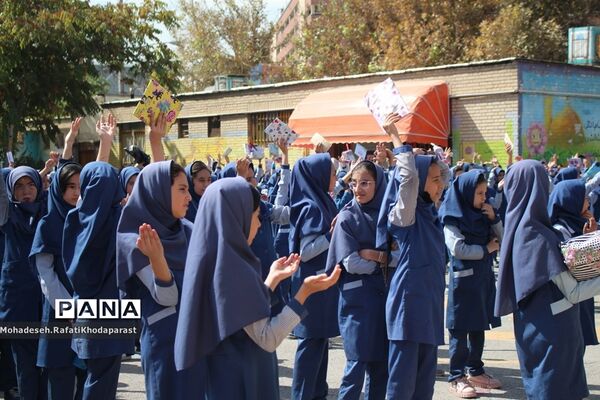 برگزاری جشن عاطفه‌ها در دبستان دوره دوم ۲۲ بهمن