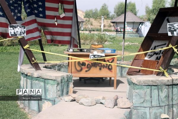 بازدید دانش‌آموزان دبیرستان غدیر قم از موزه دفاع مقدس