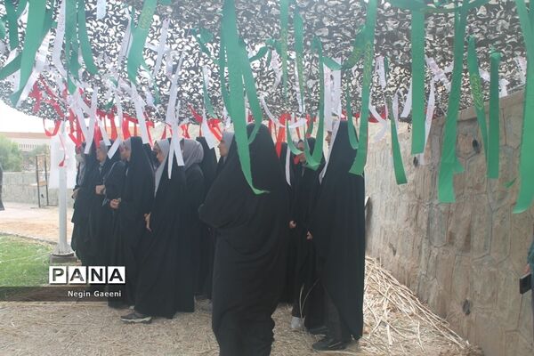 بازدید دانش‌آموزان دبیرستان غدیر قم از موزه دفاع مقدس