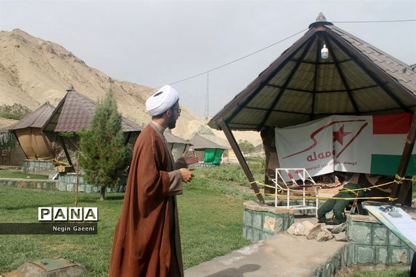 بازدید دانش‌آموزان دبیرستان غدیر قم از موزه دفاع مقدس