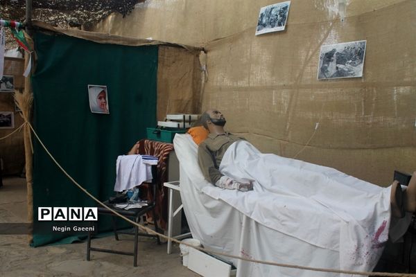 بازدید دانش‌آموزان دبیرستان غدیر قم از موزه دفاع مقدس