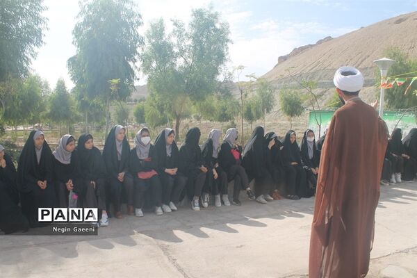 بازدید دانش‌آموزان دبیرستان غدیر قم از موزه دفاع مقدس