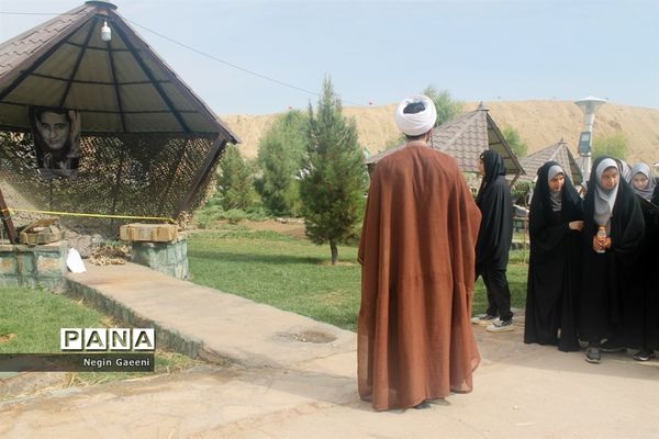 بازدید دانش‌آموزان دبیرستان غدیر قم از موزه دفاع مقدس