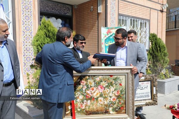 آیین افتتاح دبیرستان دخترانه خیرساز فاطمه سادات حسینی در روستای فرخد منطقه تبادکان