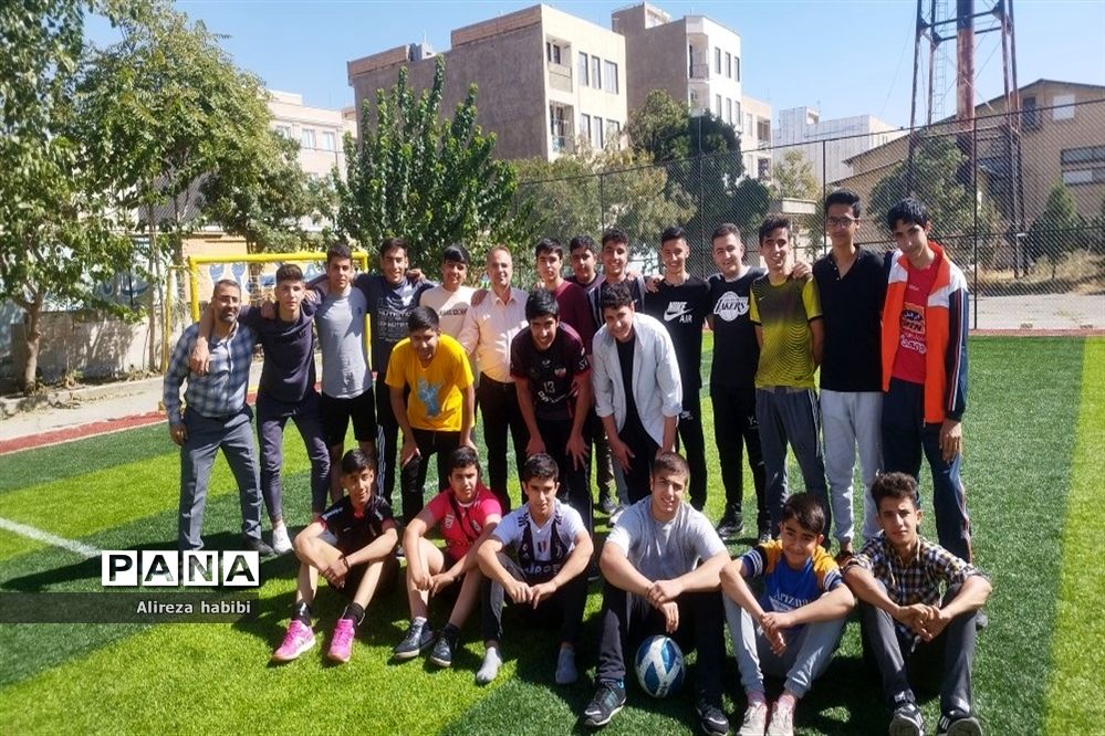 اجرای برنامه‌های تربیتی مثبت هشتادیا در دبیرستان دکتر هشترودی ملارد