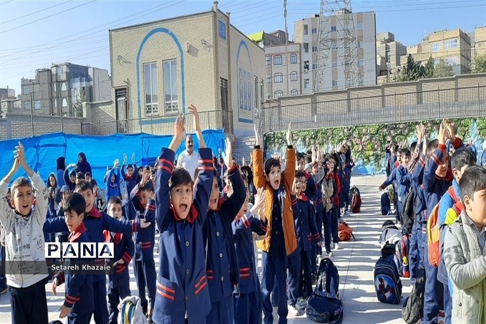 مراسم روزجهانی کودک در دبستان پسرانه حاج تقی احدیان