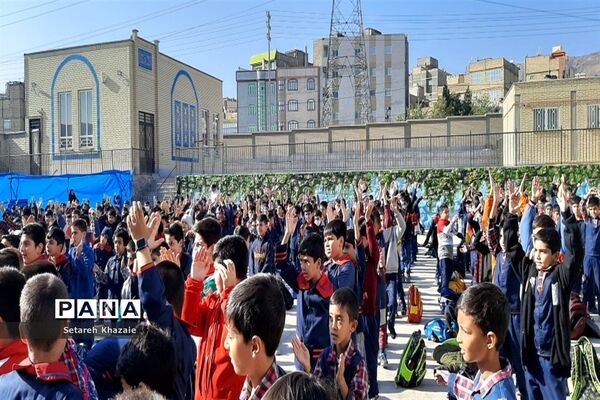 مراسم روزجهانی کودک در دبستان پسرانه حاج تقی احدیان