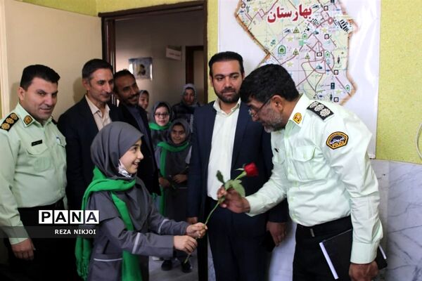 دیدار دانش‌آموزان با نیروی انتظامی شهرستان‌بهارستان
