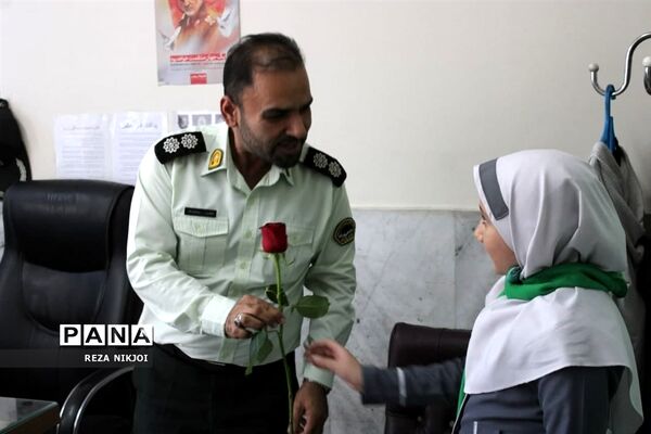 دیدار دانش‌آموزان با نیروی انتظامی شهرستان‌بهارستان