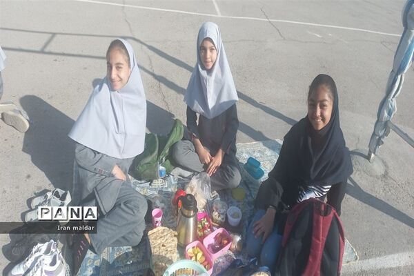 اردوی درون مدرسه ای به‌مناسبت روز جهانی کودک در دبستان لطیفه ناحیه ۷