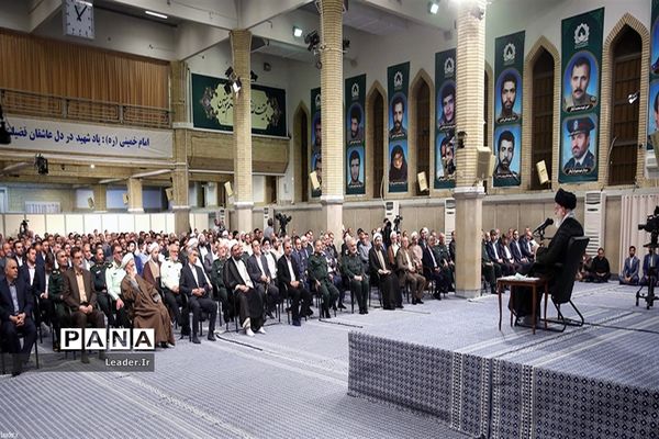 دیدار دست‌اندرکاران کنگره ملی شهدای همدان با مقام معظم رهبری