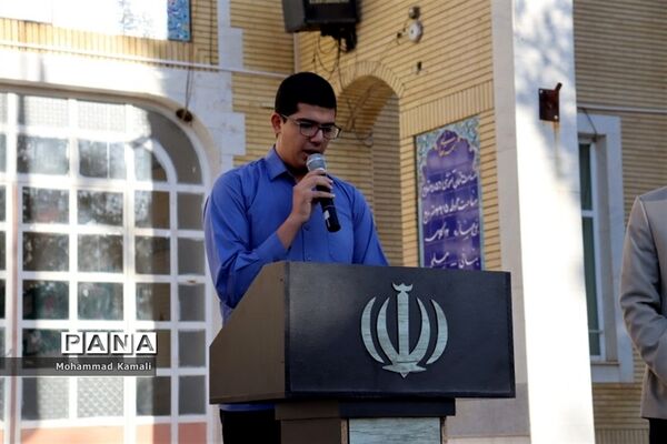 برگزاری صبحگاه دانش‌آموزی به‌‌مناسبت هفته نیروی انتظامی