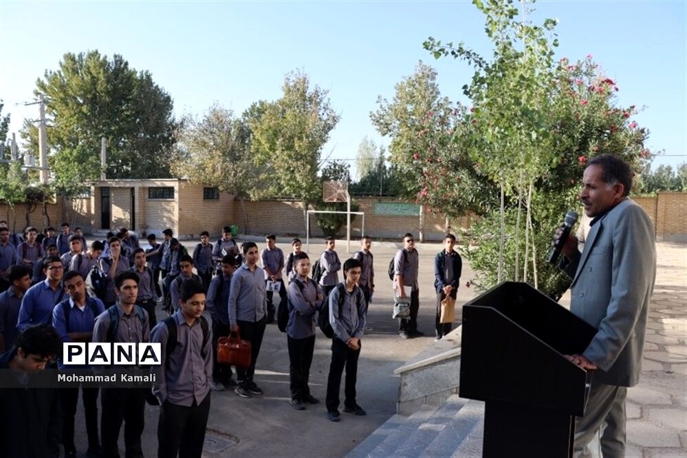 برگزاری صبحگاه دانش‌آموزی به‌‌مناسبت هفته نیروی انتظامی