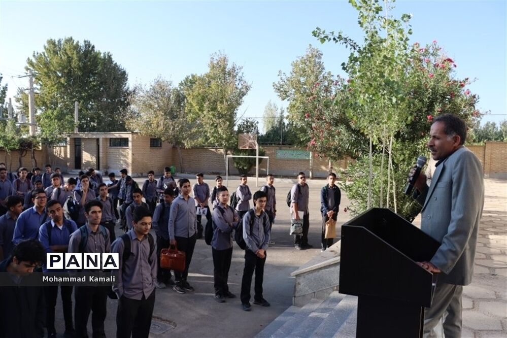 برگزاری صبحگاه دانش‌آموزی به‌‌مناسبت هفته نیروی انتظامی