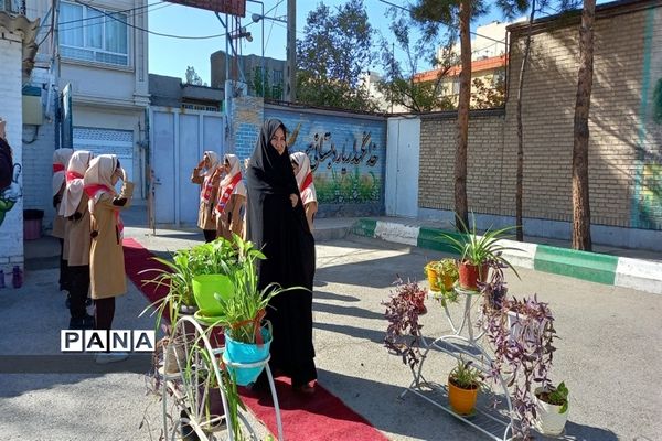 جشن عاطفه‌ها در دبستان پنجم مهر همزمان با روز جهانی کودک