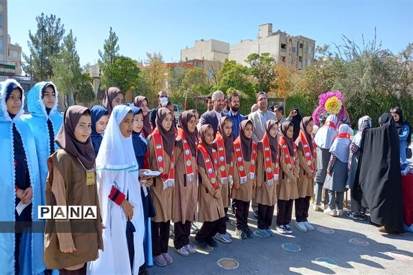 جشن عاطفه‌ها در دبستان پنجم مهر همزمان با روز جهانی کودک