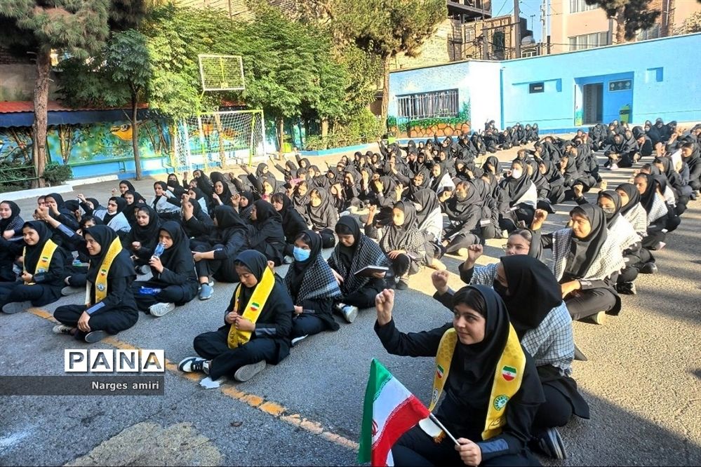 نواختن زنگ حمایت از مردم فلسطین در مدرسه شهید بهرامی رباط کریم