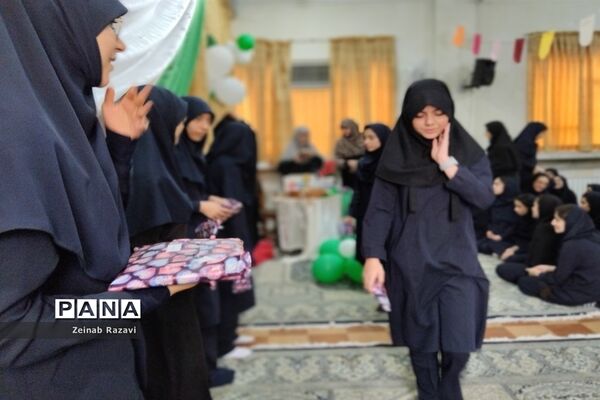 جشن میلاد پیامبر اکرم(ص) و امام جعفر صادق(ع) در دبیرستان شهیده حسنی سعدی