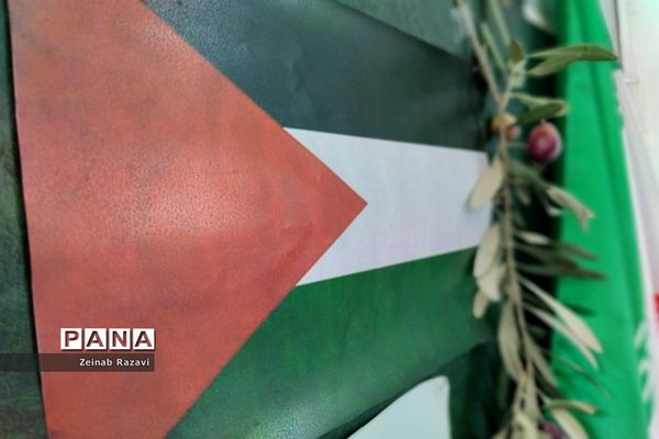 برپایی نمایشگاه «طوفان الاقصی» در دبیرستان فرزانگان شهیده حسنی سعدی قم