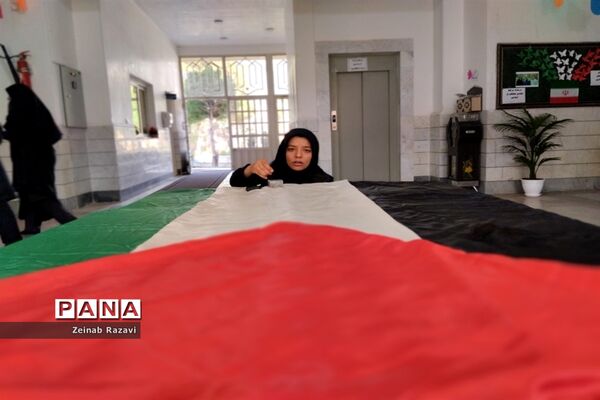 برپایی نمایشگاه «طوفان الاقصی» در دبیرستان فرزانگان شهیده حسنی سعدی قم