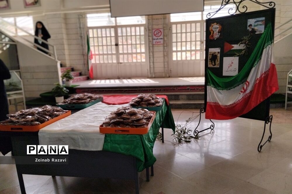 برپایی نمایشگاه «طوفان الاقصی» در دبیرستان فرزانگان شهیده حسنی سعدی قم