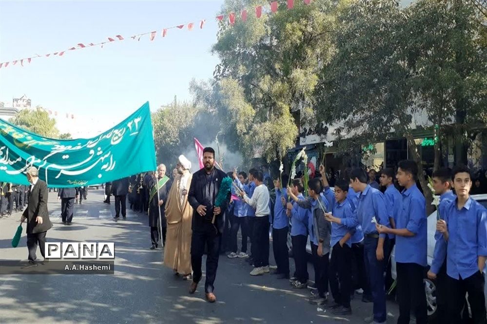 استقبال دانش‌آموزان شاهد علامه حلی قم از کاروان حضرت معصومه(س)