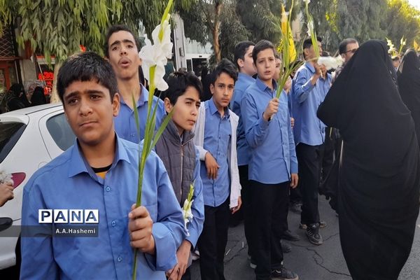 استقبال دانش‌آموزان شاهد علامه حلی قم از کاروان حضرت معصومه(س)